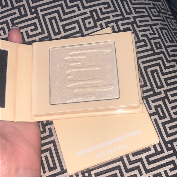 Kylie Cosmetics pressed illuminated powder - Picture 2 of 4